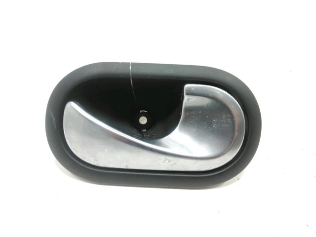 Poignee porte avant droit RENAULT CLIO 2 PHASE 2 Essence 2003 Poignee porte avant droit RENAULT CLIO 2 PHASE 2 Essence 2003