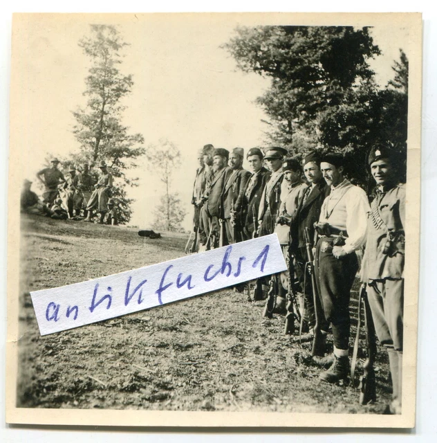 Foto : Hilfs-Soldaten mit Patronengurten und Handgranaten im 2.WK