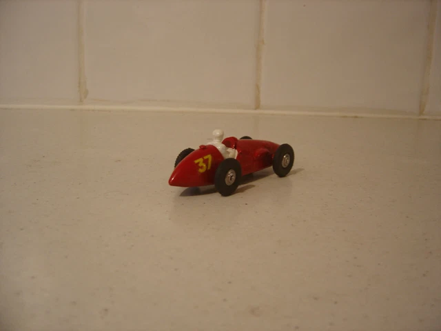 Dinky Toys N°23 Ferrari Rouge - Calandre Quadrillée - Modèle Réduit Ancien