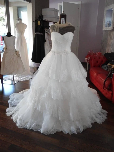 Vendo circa 100 abiti da sposa  nuovi di campionario  a stock a 90 euro cadauno