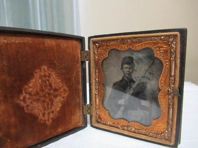 Original Civil War Union Army Soldier Case In Frame Photograph (Ad 90)