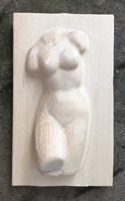 Torso femenino como relieve con talla en blanco tallado en madera