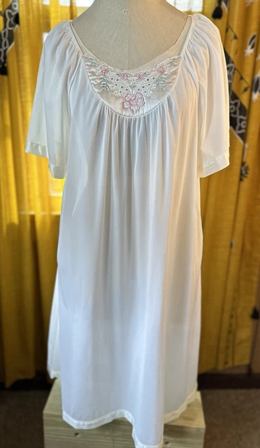 Vintage Kelly Reed nightgown nighty white soft nylon size large rn 82940 gown