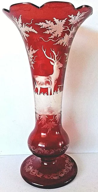 Vase en cristal de Bohème taillé, gravé au décor de cerfs, gout Egermann.