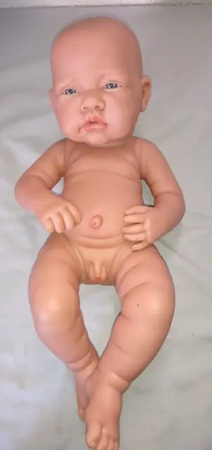 Bambola reborn femmina con vestiti da neonato - Clara by Viviane Aleluia
