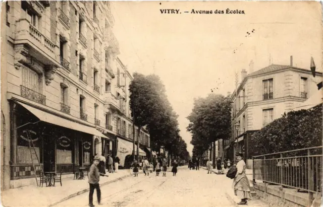 CPA AK VITRY Avenue des Écoles (672103)