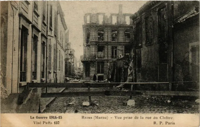 CPA AK Militaire REIMS - View taken from the rue du Cloitre (361848)