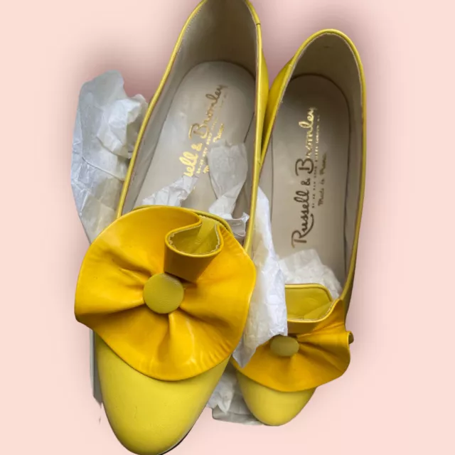 In perfette condizioni vintage Deadstock anni '70 Russell & Bromley Canario pompe rosette gialle piatte 4 37