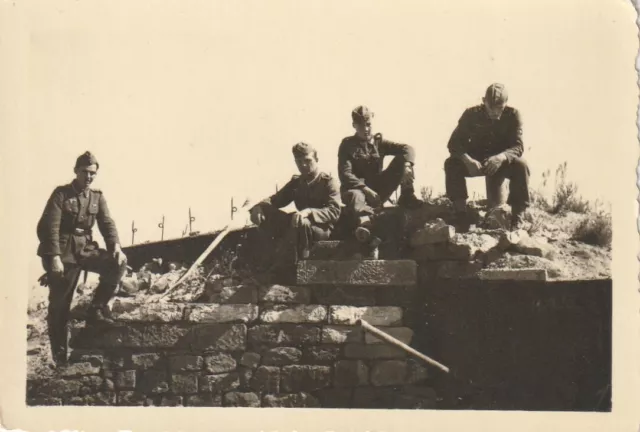 Foto Soldaten Stellung am Bunker Geschütz 2WK. Original Photo Westwall shelter