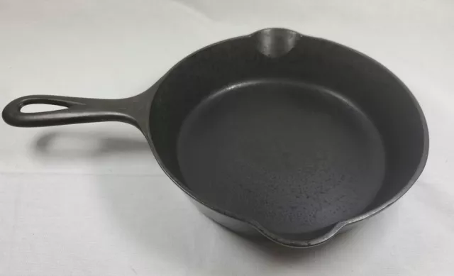 Griswold No. 5 Cast Iron Double Spout Skillet 724 H Small Logo - FLAT NO CRACKS