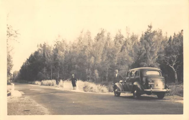 Cpa Senegal Carte Photo Avec Des Colons Devant Une Voiture Ancienne Au Verso Dak