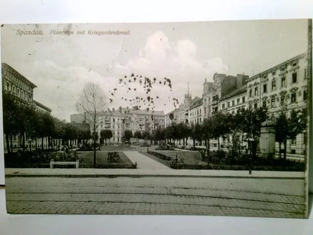 Berlin-Spandau. Plantage mit Kriegerdenkmal. Alte AK s/w gel. als Feldpost 1917.