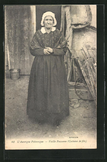 CPA L´Auvergne Pittoresque, Vieille Paysanne, Costume de fete