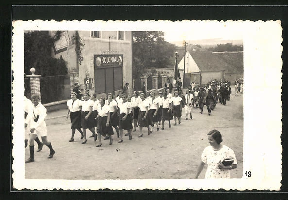 Foto-AK Veiprnice, Straßenpartie mit Kolonialwarengeschäft und jungen Frauen