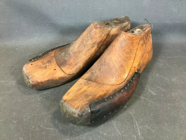 Ancienne paire d'embauchoirs formes de chaussures en bois outil de cordonnier