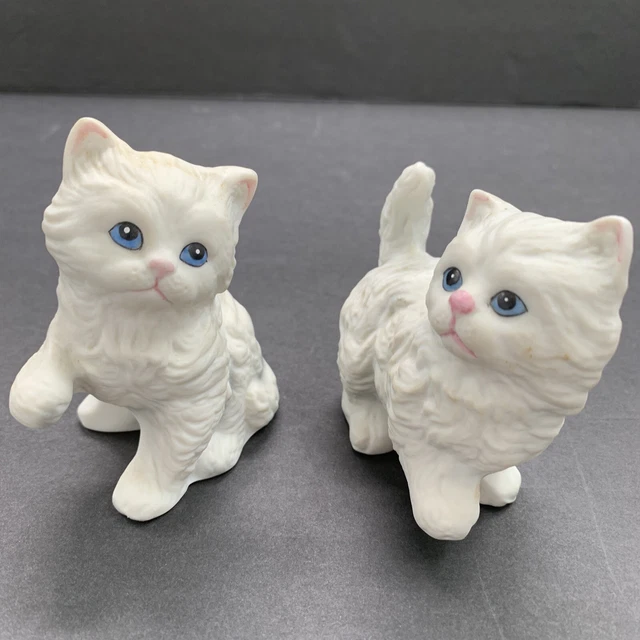 HOMCO PORCELAIN WHITE Persian Cat Figurines Pair of White Kittens Blue