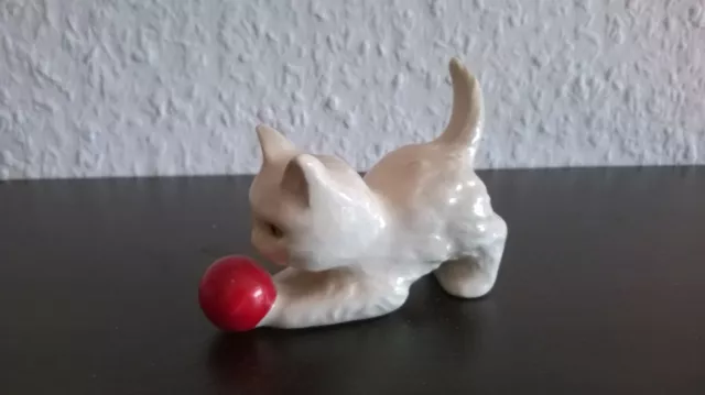 Goebel: weiße Katze mit rotem Ball