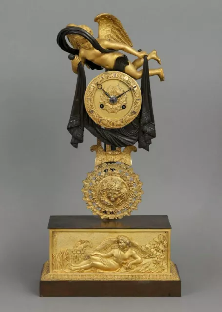 Rare Pendule Empire , En Bronze Doré Et Patine Maron ,Avec Cupidon Vers 1830