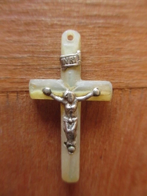 Ancien Pendentif Croix En Nacre Et Argent Massif - Dimensions 2,5 X 4,2 Cm - Occasion