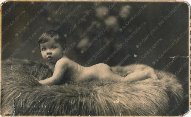 1920c Ritratto bambino su pelliccia Fotografia Ruffini Cremona