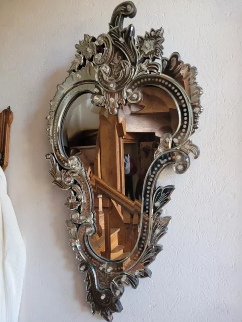 Grand miroir Vénitien, il est spectaculaire de la fabrique de Murano très bon é