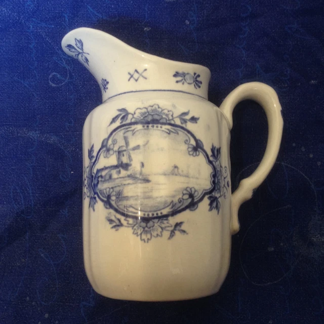 Très joli pot a lait en céramique dans le gout de Delft vers 1920 !!