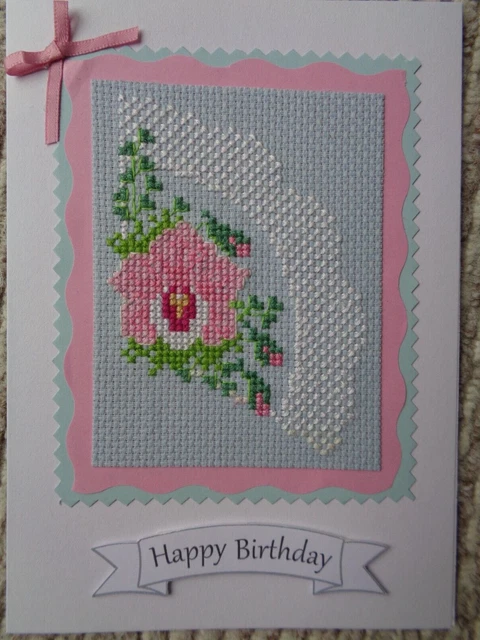 Handgefertigte kreuzgenähte Geburtstagskarte eines floralen Spitzen-Fan-Designs