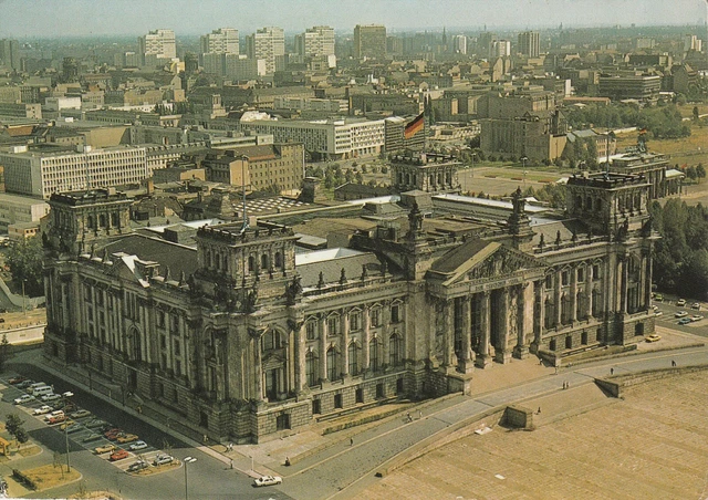 AK Berlin. Reichstagsgebäude, Brandenburger Tor, Blick auf Ost-Berlin