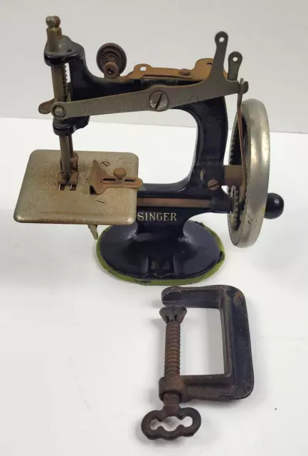 VINTAGE Antique SINGER Mini Sewing Machine 1920s Model 20 Childs Toy with Clamp