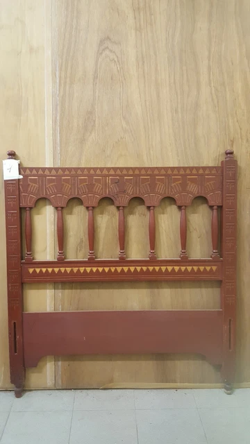 Cama vasca antigua mesilla dos sillas madera policromada Fuenterrabía Guipúzcoa