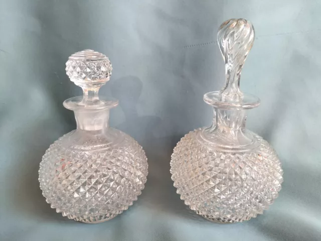 2 flacons de parfum en cristal modèle pointes de diamant par Baccarat