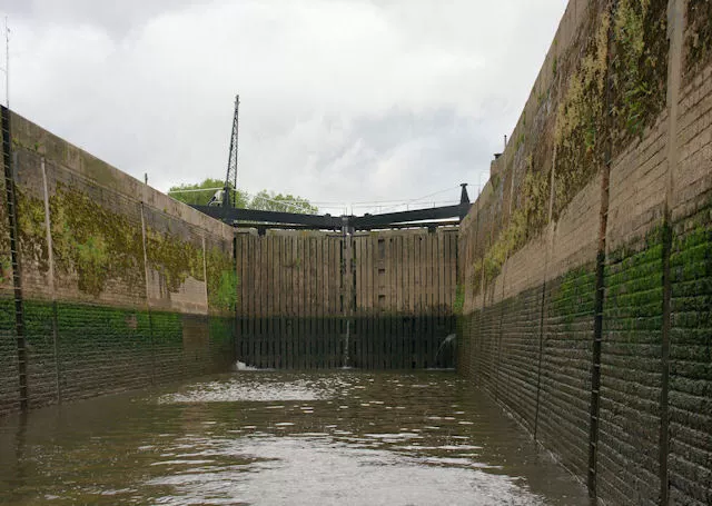 Photo 6x4 Diglis River Locks Worcester  c2009