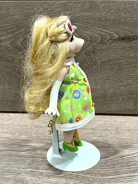 2006 Muppets Retro Collection: Miss Piggy 7" Porcelain Doll Brass Key Keepsakes 4