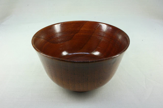 Cuenco de madera moderno. Recipiente de madera. Modern wooden bowl. Wooden conta