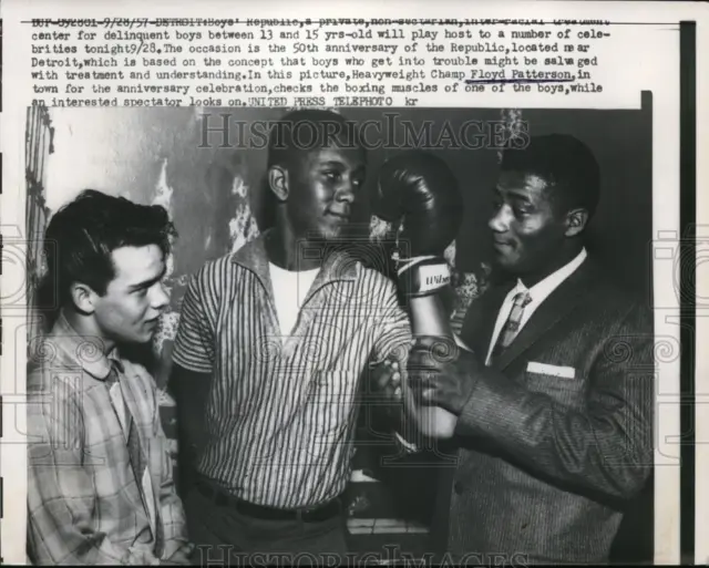 1957 Press Photo Floyd Patterson & fans in Detroit Michigan - net13812