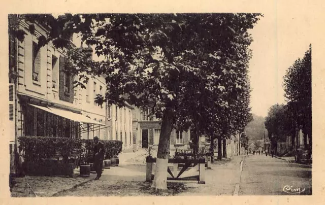 NOAILLES Place de la Mairie et Rue Arnaud-Bisson