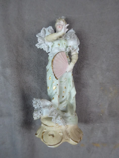 ELEGANTE en biscuit polychrome. Ancien. 6