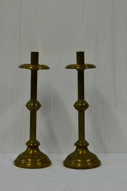 Antigua pareja de candelabros isabelinos de bronce. XIX. 32 cm alto.