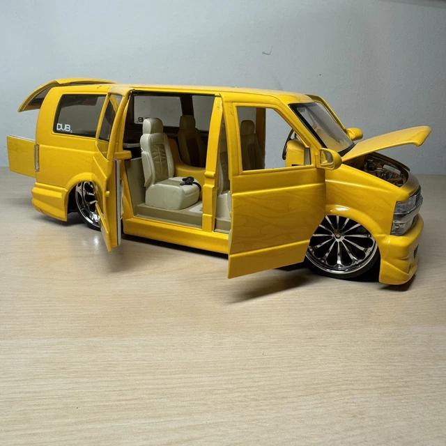 JADA DUB CITY 2001 Chevy Astro Van 1:24 Diecast KMC Wheels 20 Inch
