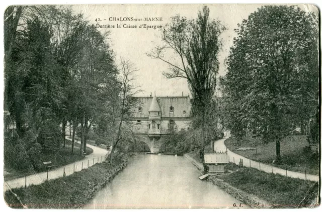 Cpa 51 Chalons Sur Marne Derriere La Caisse D'epargne