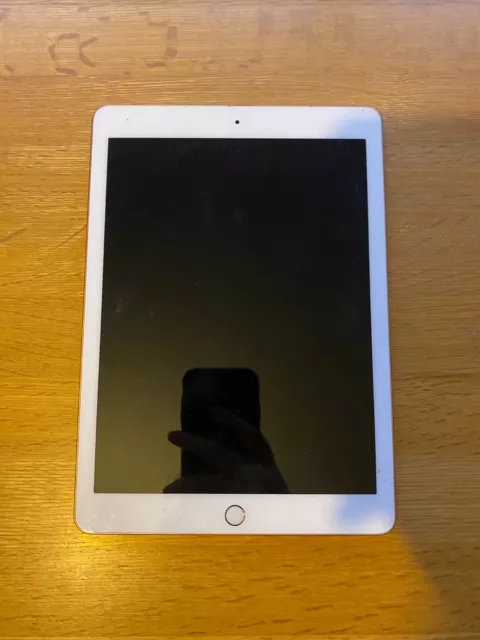 iPad 6th Gen 32GB Wi-Fi - Does not work / Selling for parts