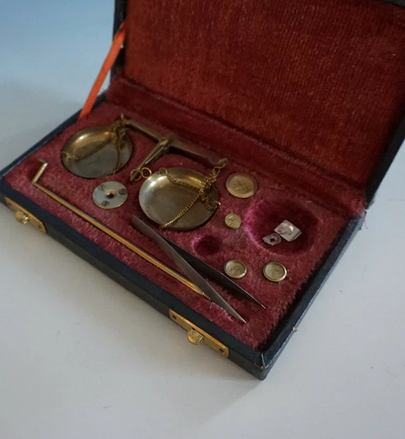 RS0121-032: Kleine alte Feinwaage Goldwaage Apotheker Waage im Etui 2