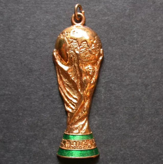 FOOTBALL  pendentif COUPE du MONDE FIFA WORLD CUP  licence officielle FRANCE 98