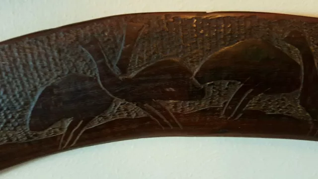 Boomerang/bastone da caccia australiano lungo 82 cm con decorazione emu e canguro c1920