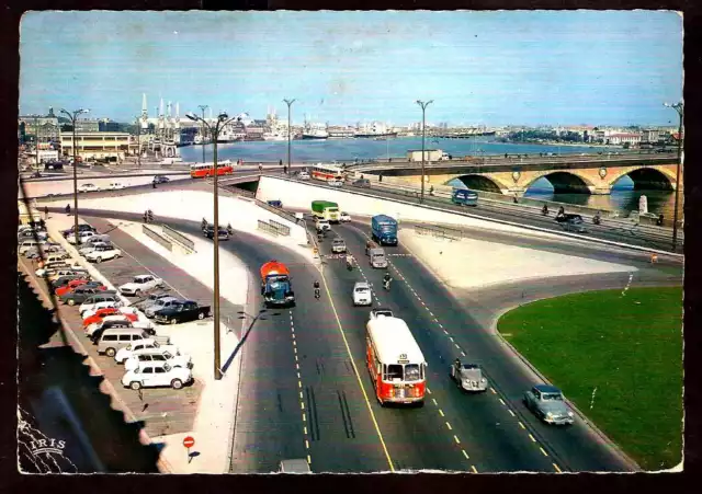 P.cp31 BORDEAUX , France : Le pont de pierre, et les quais