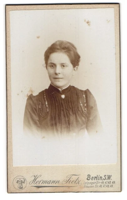 Fotografie Hermann Tietz, Berlin, Leipziger Straße 46-49, Junge Frau mit Herz-B
