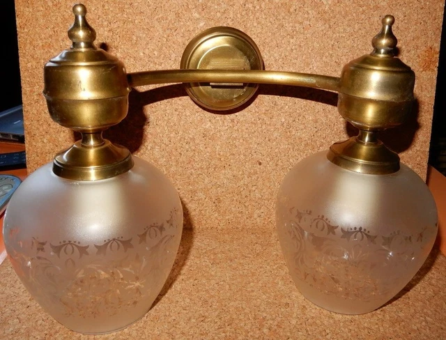 Ancienne  applique murale double globes gravés et laiton - art deco