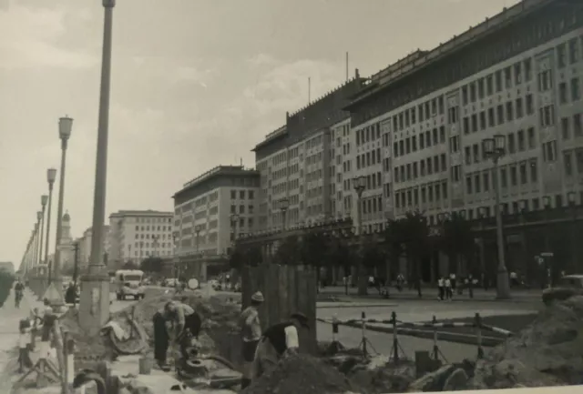 BERLIN-MITTE - STALINALLEE / KOPPENSTR. - BAUARBEITEN - altes Foto