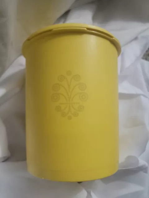https://www.picclickimg.com/dK0AAOSwmfZkYr1r/Vintage-TUPPERWARE-Yellow-Nesting-Storage-Container-with-Matching.webp