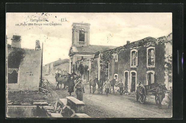 CPA Hattonville, détruites vue de la rue, détruites l'Église